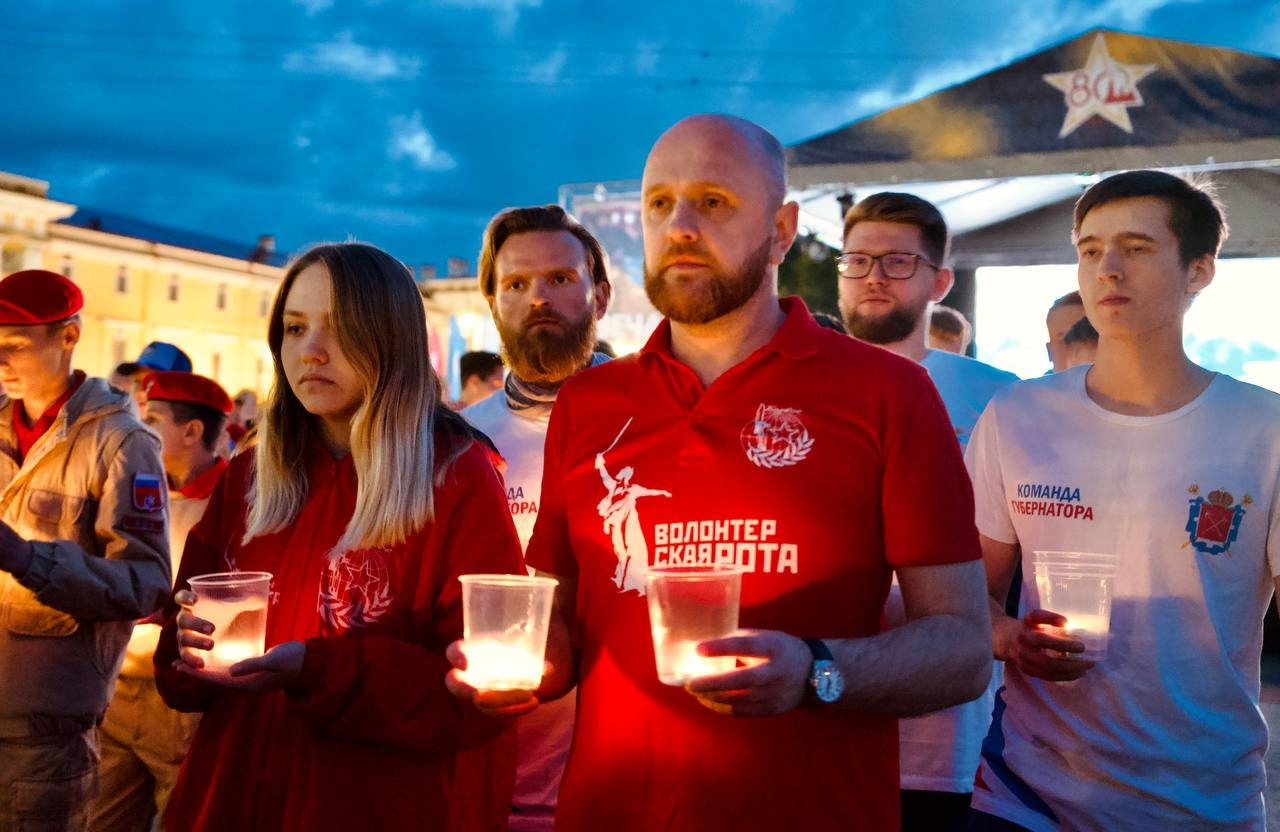 Студенты колледжа Никита Прокофьев и Валентин Чацкий в числе активистов «Волонтёрской Роты» возложили «Свечу памяти» на Дворцовой площади.